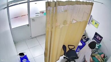 妇科医院检察室偷拍妹子脱掉内裤检查逼⭐男医生都会偷偷拍下来⭐没病人的时候就翻看手机慢慢回味 (6)